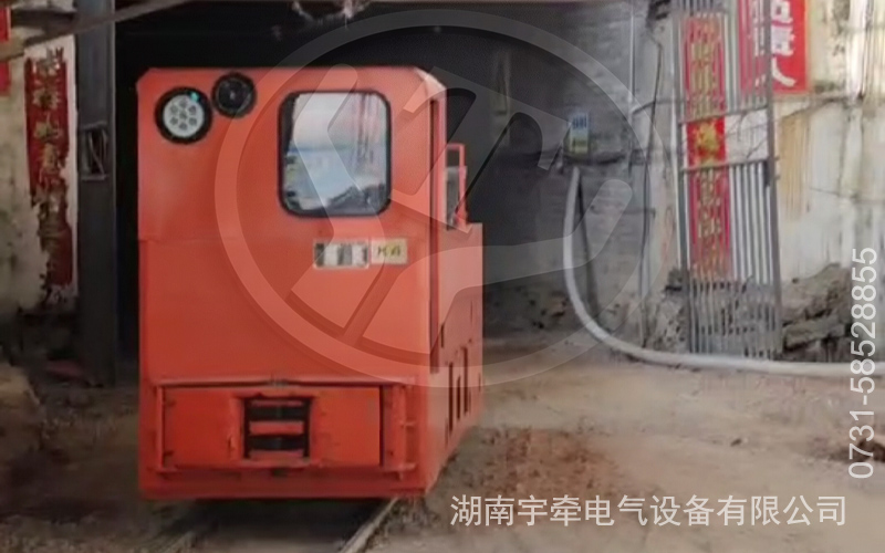 10噸架線式電機(jī)車礦山運(yùn)行視頻.jpg