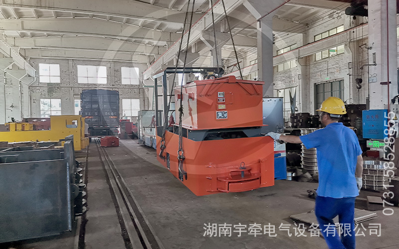 2.5噸防爆蓄電池電機(jī)車(chē)裝車(chē)發(fā)貨 2.jpg