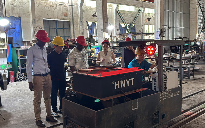 海外客戶來(lái)廠采購(gòu)礦用電機(jī)車 1.jpg