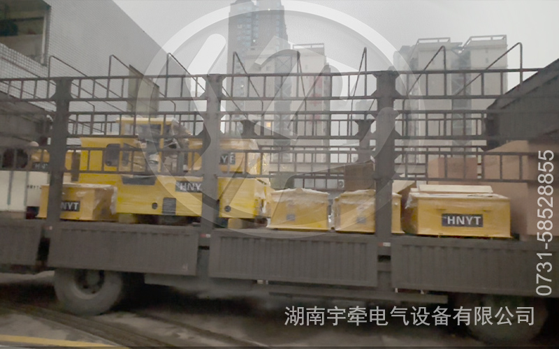 年前出口一批2.5噸井下礦用電機車、3噸蓄電池湘潭電機車