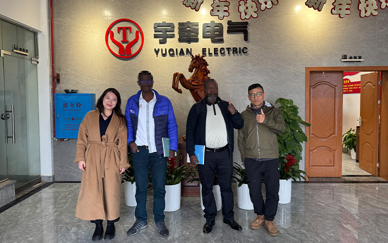 歡迎非洲客戶蒞臨湘潭鋰電池電機(jī)車廠家考察