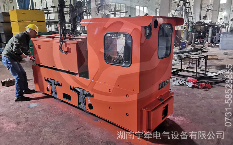 5噸防爆蓄電池電機車發(fā)貨 2.jpg